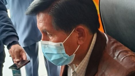 Juicio contra Rómulo Calvo por ultraje a la whipala