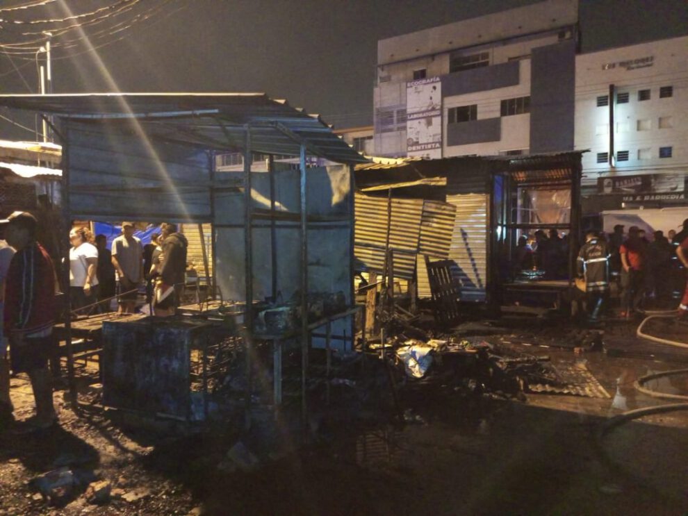 Incendio en el mercado Mutualista en Santa Cruz