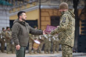 Homenaje a héroes de Ucrania por el presidente Volodimir Zelenski
