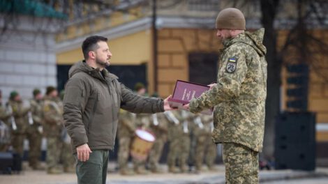 Homenaje a héroes de Ucrania por el presidente Volodimir Zelenski