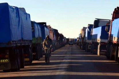 Transportistas retenidos en Perú enfrentan bloqueos en la frontera con Bolivia