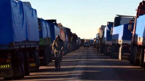 Transportistas retenidos en Perú enfrentan bloqueos en la frontera con Bolivia