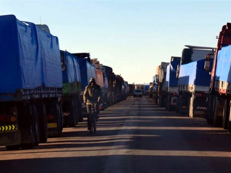 Transportistas retenidos en Perú enfrentan bloqueos en la frontera con Bolivia