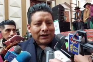 Gobernador de La Paz, Santos Quispe, informando a medios de comunicación