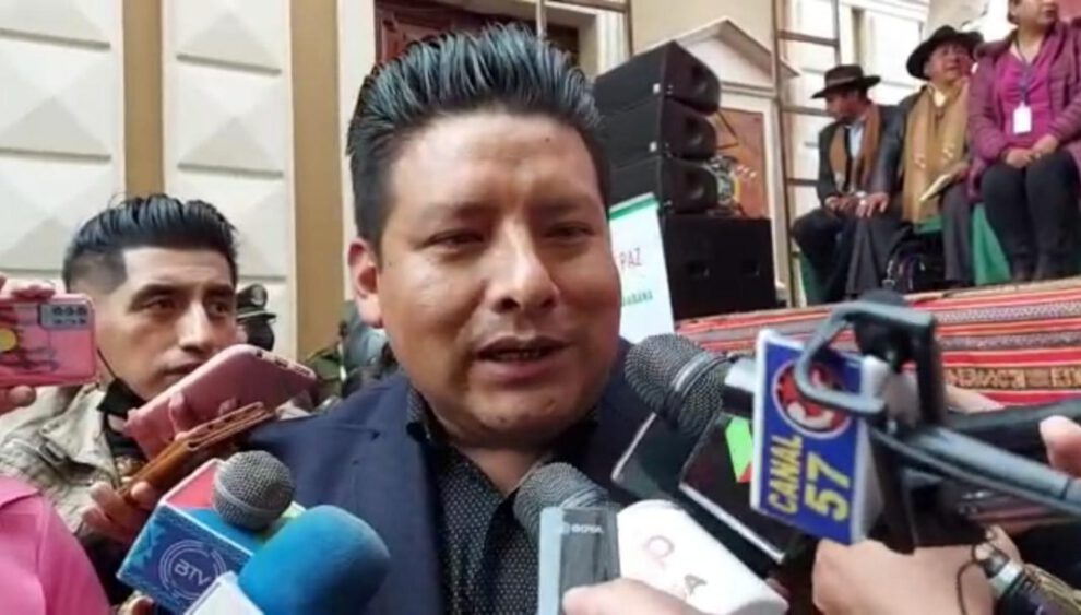 Gobernador de La Paz, Santos Quispe, informando a medios de comunicación