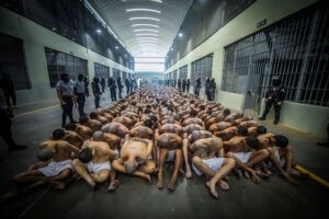 Traslado de pandilleros en El Salvador