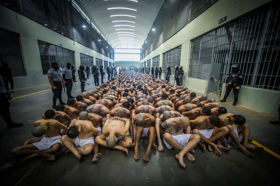 Traslado de pandilleros en El Salvador