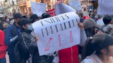 Estudiantes de Enfermería se declaran en emergencia por desdoblamiento de aulas