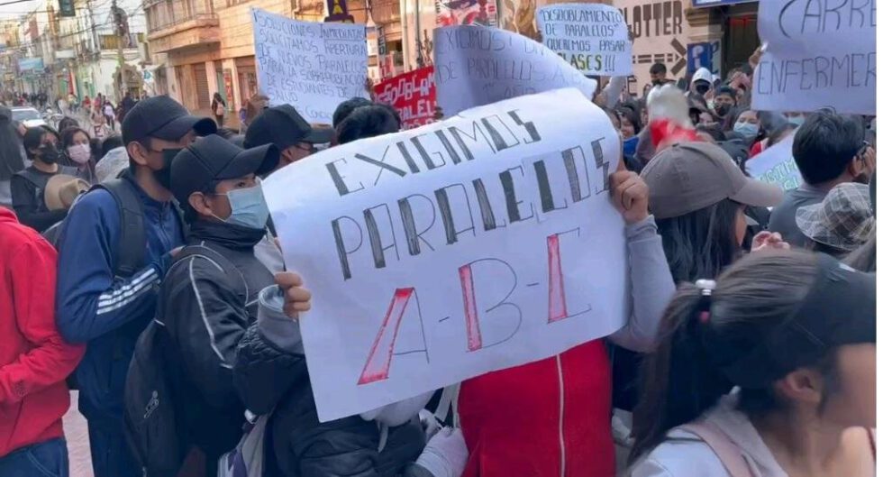 Estudiantes de Enfermería se declaran en emergencia por desdoblamiento de aulas