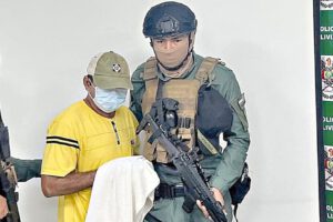 Policía entrega arma a reo en el penal de Cobija