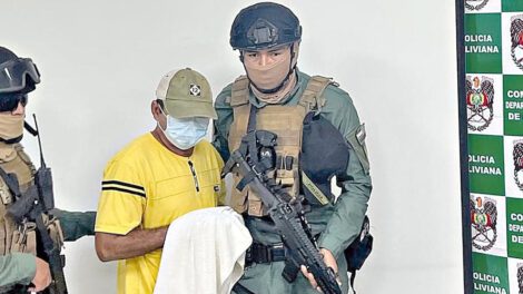 Policía entrega arma a reo en el penal de Cobija