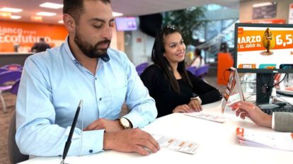 Personas aprovechando el Súper DPF Papá en instancias del Banco Ecofuturo