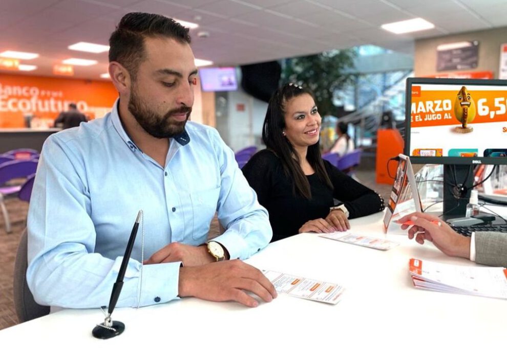 Personas aprovechando el Súper DPF Papá en instancias del Banco Ecofuturo