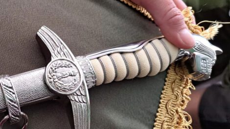 Símbolo de Tiahuanaco en el espadín de los cadetes de la Policía