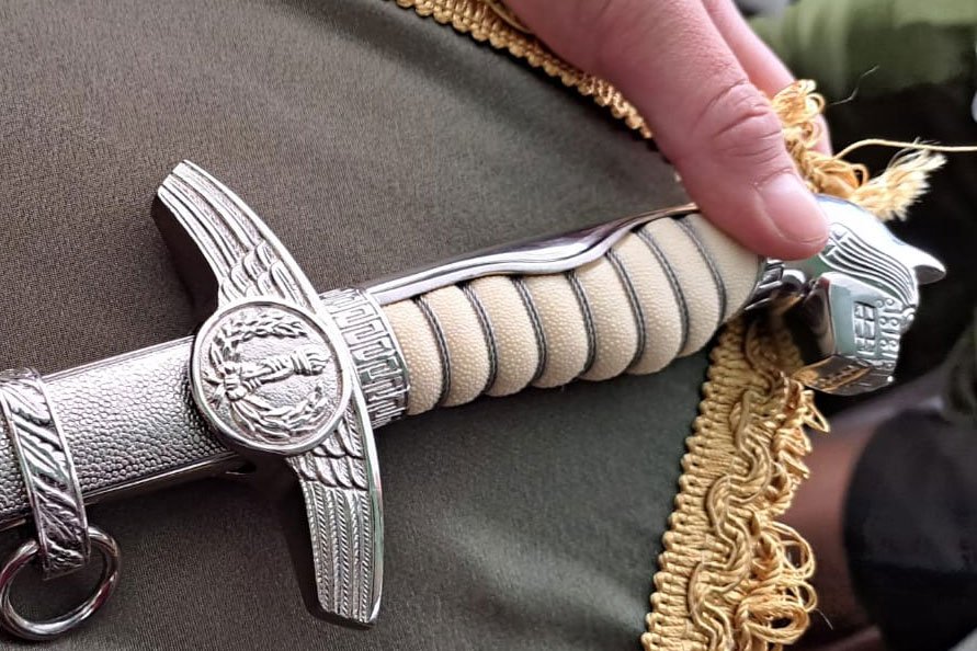Símbolo de Tiahuanaco en el espadín de los cadetes de la Policía