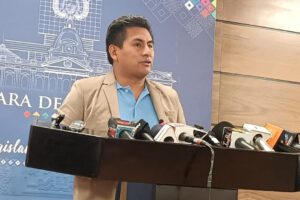 Unidad del MAS en conferencia de prensa con Gualberto Arispe