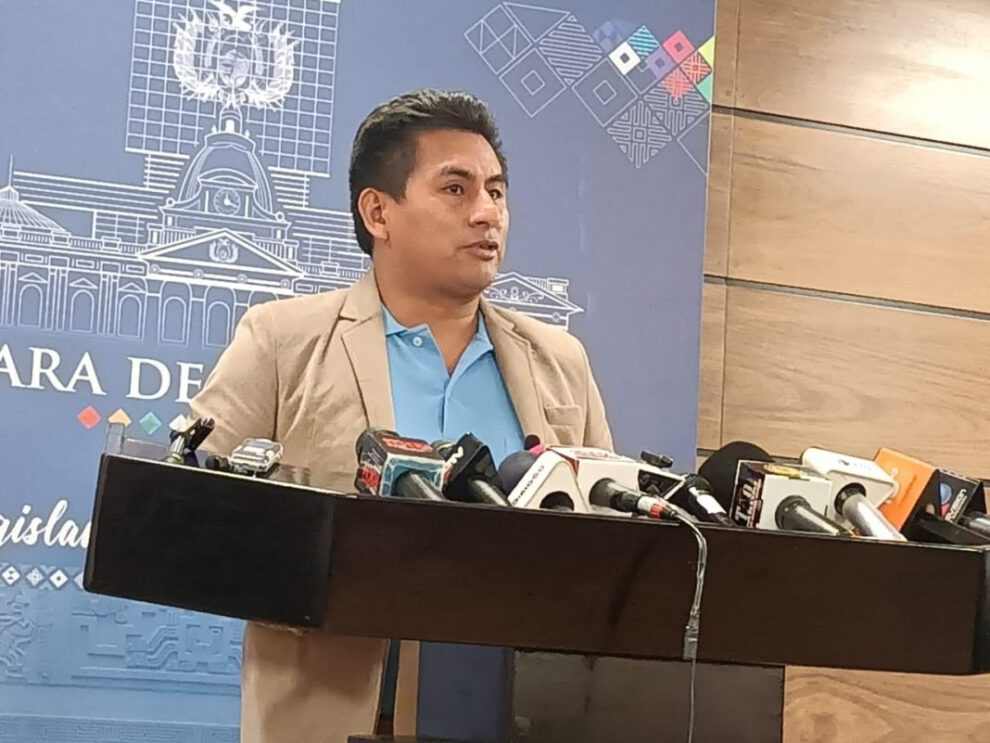 Unidad del MAS en conferencia de prensa con Gualberto Arispe
