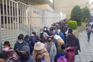 Varias personas hacen fila para adquirir el dólar en el BCB