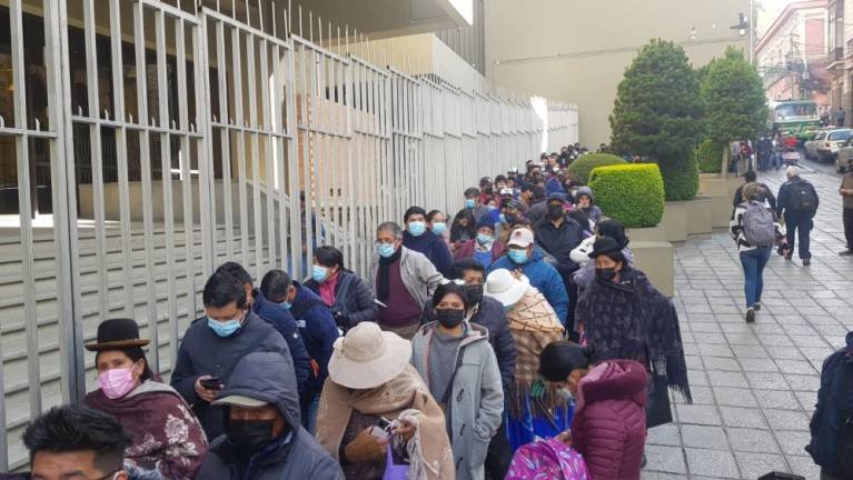 Varias personas hacen fila para adquirir el dólar en el BCB