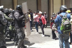 Marcha de maestros en La Paz exigiendo la liberación de un dirigente