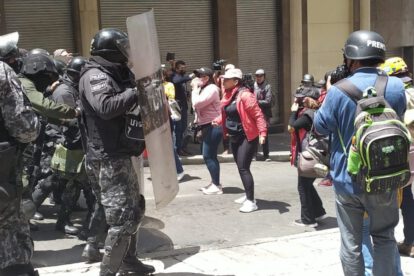 Marcha de maestros en La Paz exigiendo la liberación de un dirigente