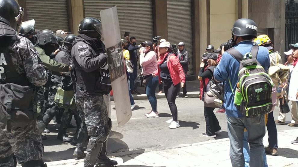 Marcha de maestros en La Paz exigiendo la liberación de un dirigente