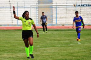 América Orellana, árbitro femenino en su debut en la primera división del fútbol