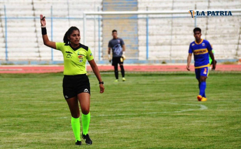 América Orellana, árbitro femenino en su debut en la primera división del fútbol