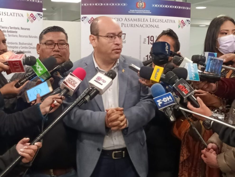 Ley Departamental de Santa Cruz desmentirá diferencias entre Camacho y Aguilar