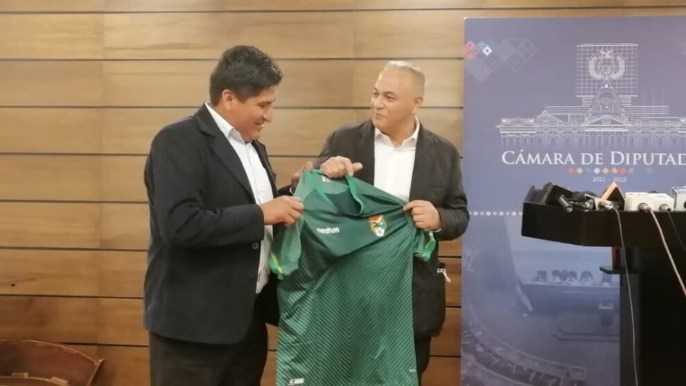 Copa Andrés Flores presentada por el diputado Andrés Flores y el presidente de la FBF