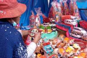 Feria de Alasitas con miniaturas y artesanías