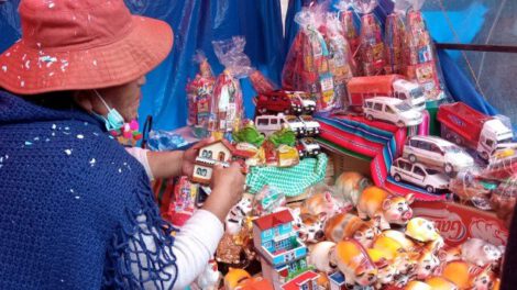 Feria de Alasitas con miniaturas y artesanías