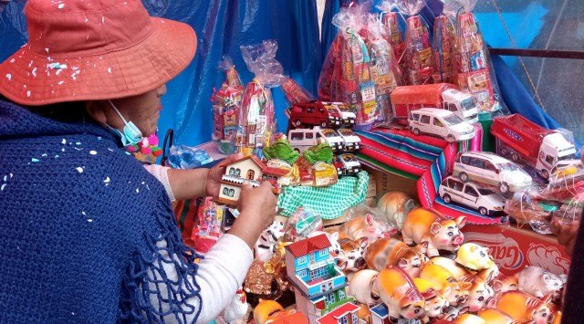 Feria de Alasitas con miniaturas y artesanías