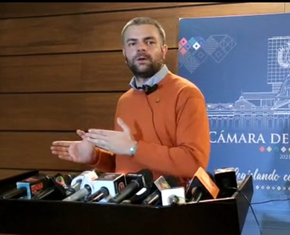 El diputado José Manuel Ormachea habla sobre el uso de pasaporte diplomático