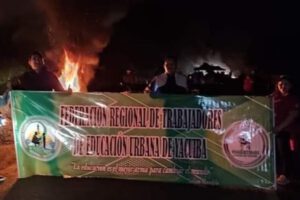 Bloqueo de carreteras en Yacuiba por maestros urbanos