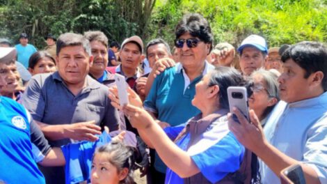 Evo Morales en Sud Yungas usando vehículos oficiales y una vagoneta robada