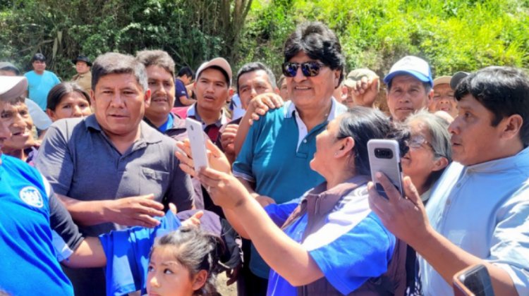 Evo Morales en Sud Yungas usando vehículos oficiales y una vagoneta robada