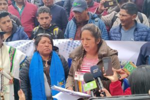 destitución del ministro de Hidrocarburos por la Federación Regional Única de Trabajadores Campesinos