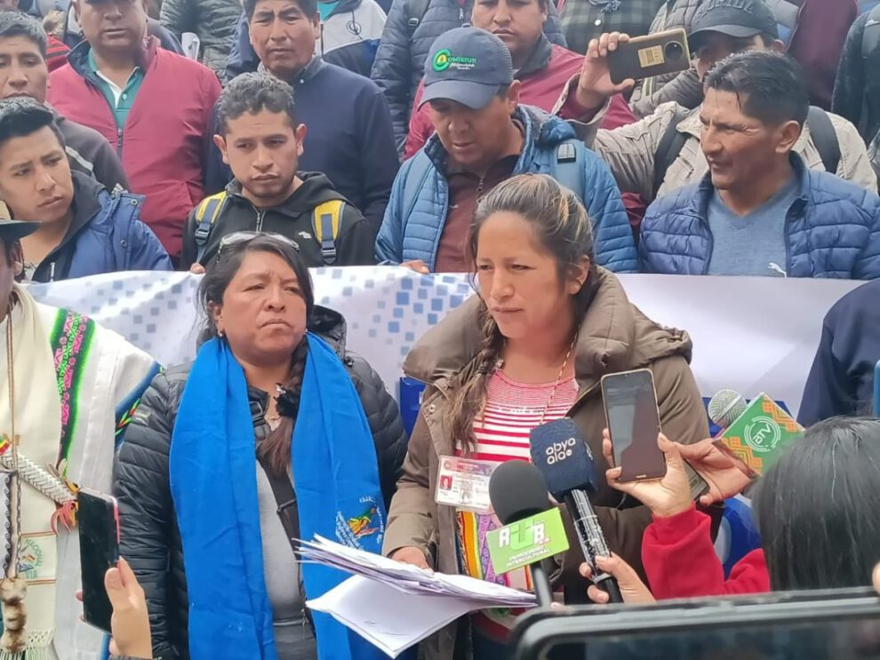 destitución del ministro de Hidrocarburos por la Federación Regional Única de Trabajadores Campesinos