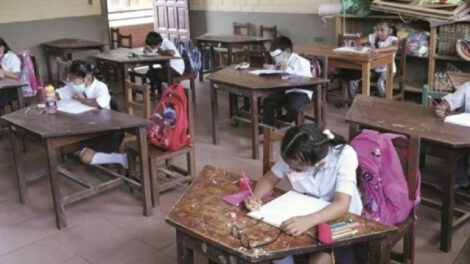 Un aula de clases en Bolivia con la nueva malla curricular educativa