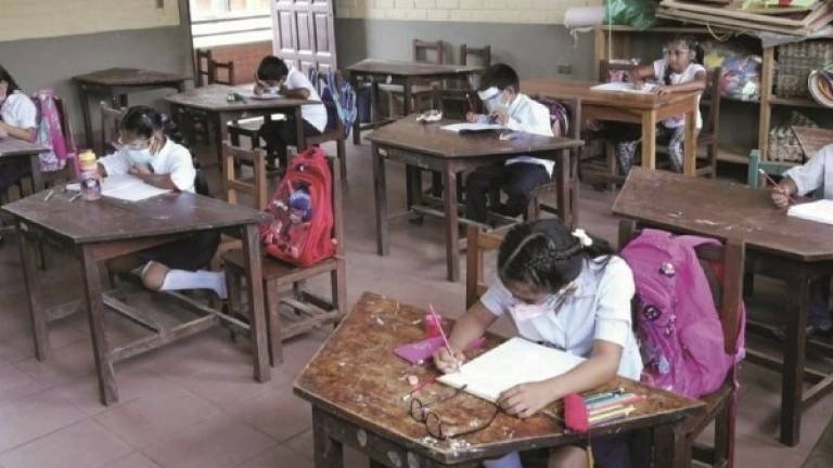 Un aula de clases en Bolivia con la nueva malla curricular educativa