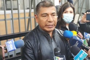 Fernando Huanacuni hablando sobre su pasaporte diplomático