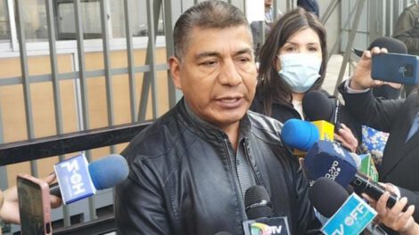 Fernando Huanacuni hablando sobre su pasaporte diplomático