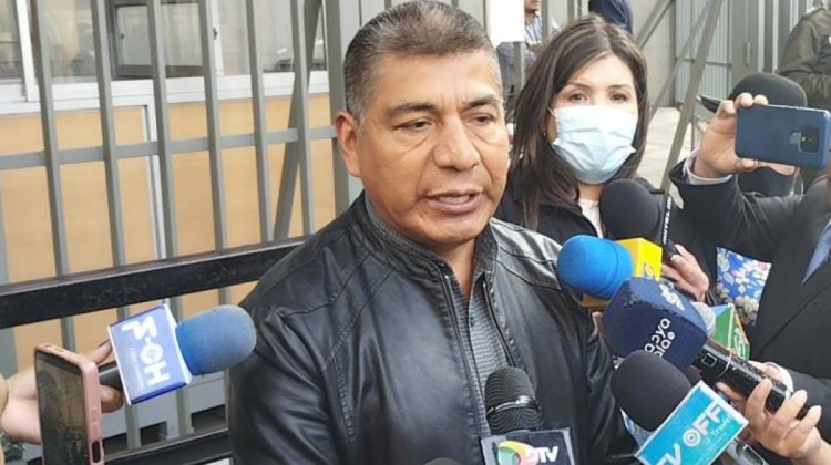 Fernando Huanacuni hablando sobre su pasaporte diplomático