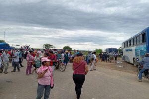 Bloqueo carretera Santa Cruz-Cochabamba por pobladores de Yapacaní