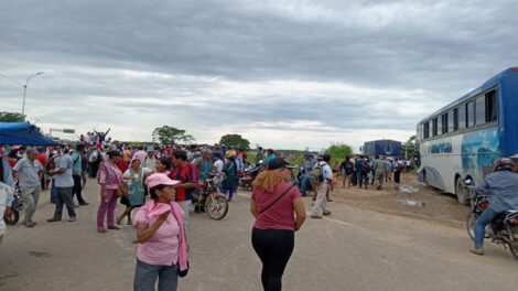 Bloqueo carretera Santa Cruz-Cochabamba por pobladores de Yapacaní