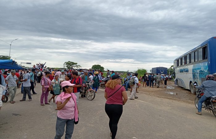 Bloqueo carretera Santa Cruz-Cochabamba por pobladores de Yapacaní
