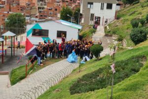 Ecolimpieza y Forestación en el parque Alcoreza de La Paz