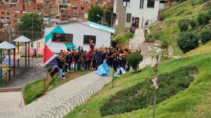 Ecolimpieza y Forestación en el parque Alcoreza de La Paz