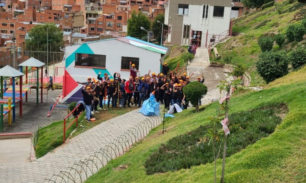Ecolimpieza y Forestación en el parque Alcoreza de La Paz